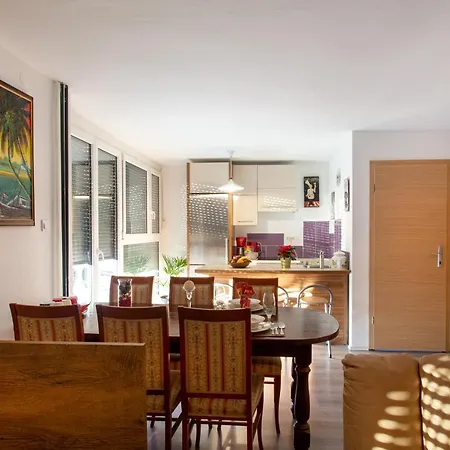 Bronia 3 Bedroom & Free Parking Appartamento